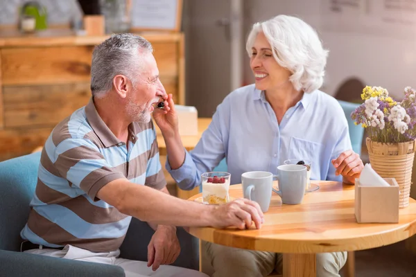 Веселая пожилая пара отдыхает в кафе — стоковое фото