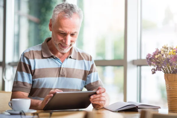 Veselý starší muž používající tablet — Stock fotografie