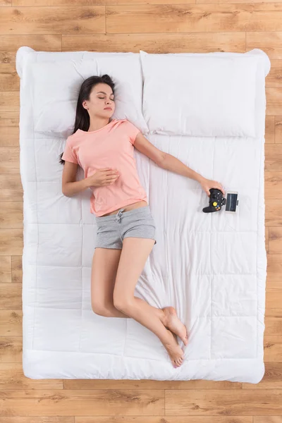 Mujer joven positiva durmiendo en la cama —  Fotos de Stock