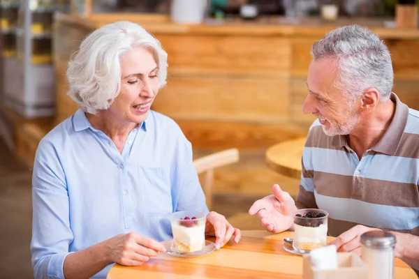 Positives Seniorenpaar beim Essen — Stockfoto