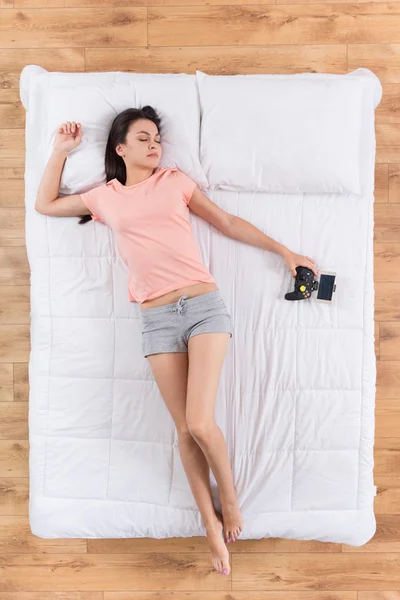 Gyönyörű fiatal nő alszik az ágyban — Stock Fotó