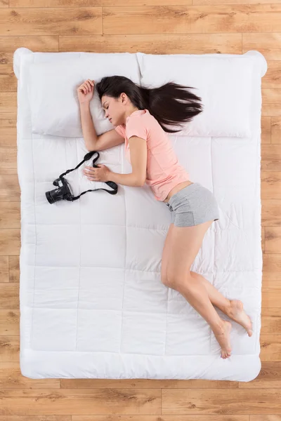 Wanita muda yang menarik berbaring di tempat tidur — Stok Foto