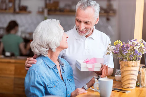 Positives Paar ruht sich aus — Stockfoto