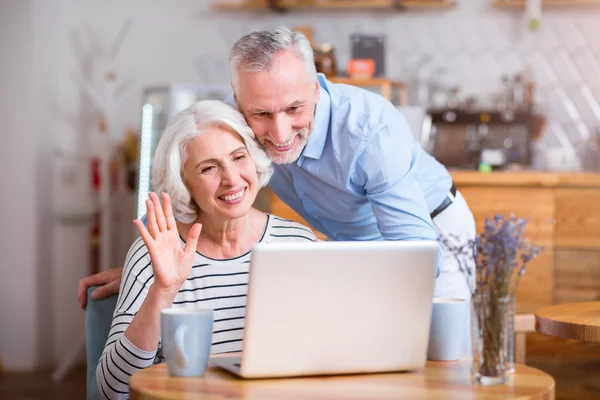 Pozitív idősebb pár használ laptop — Stock Fotó
