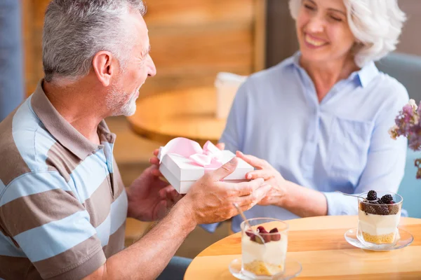 Joyful couple holding present — Stock Photo, Image