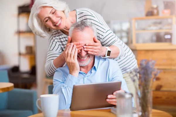 Pareja alegre relajándose juntos — Foto de Stock