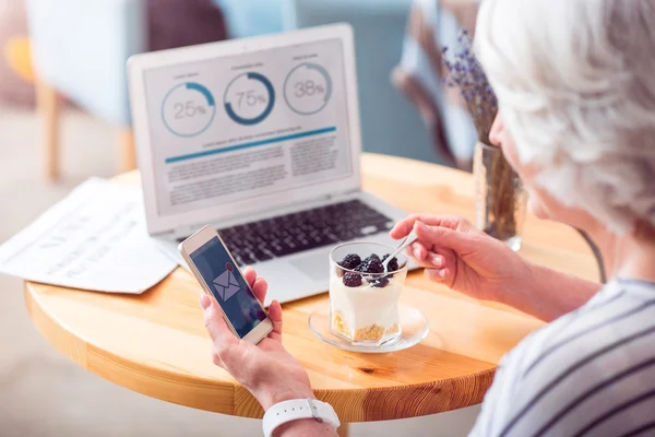 Aangename senior vrouw met behulp van mobiele telefoon — Stockfoto