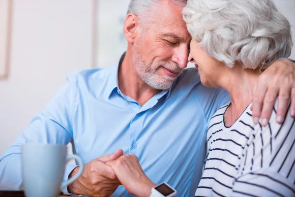 Aangename verliefde paar zitten aan de tafel — Stockfoto