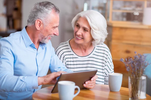 Positiv senior paret sitter i caféet — Stockfoto