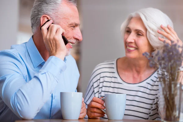 Positiv senior paret sitter vid bordet — Stockfoto