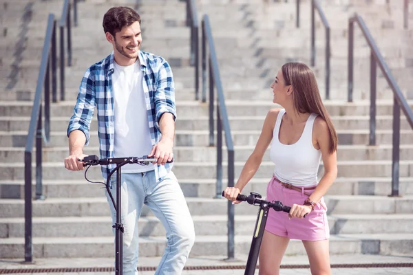 Vrolijke vrienden scooters rijden. — Stockfoto