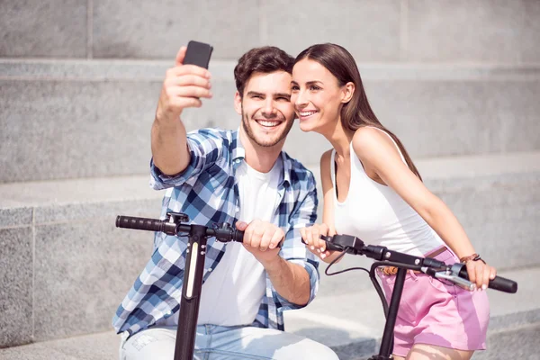 Amigos alegres haciendo selfies — Foto de Stock