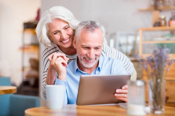 Pareja alegre usando tableta — Foto de Stock