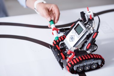 Küçük robot insanlar ofiste yerine çalışma