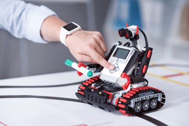 Kırmızı robot açma