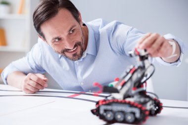 Yakışıklı gülümseyen bilim adamı onun buluşu sahiptir