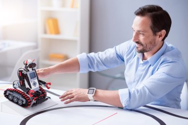 Robot onun bilim laboratuar testlerini mutlu ve memnun mühendisi