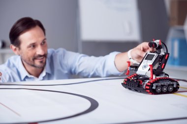 Küçük kırmızı robot sömürü için hazırdır