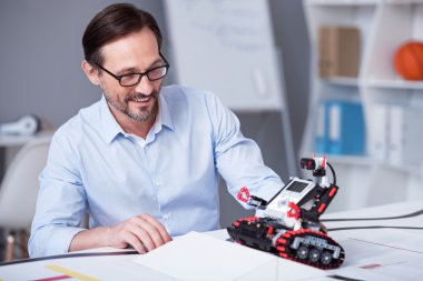 Yaşlı adam küçük bir robot test etmek için çıkıldı