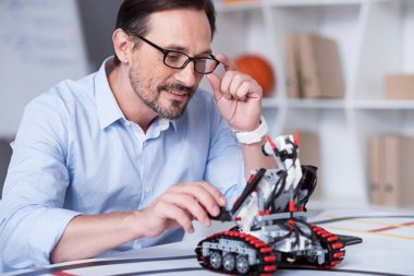 İyi görünümlü bir adam ölçümleri sahne bir robot ile