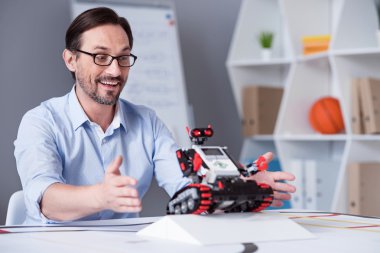 Heyecanlı adam küçük bir kırmızı robot test
