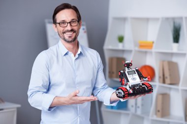 Küçük robot gösteren gülen ve çekici sunum