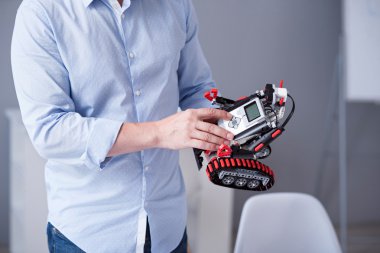 Bir robot düğmelere basarak parmak mans