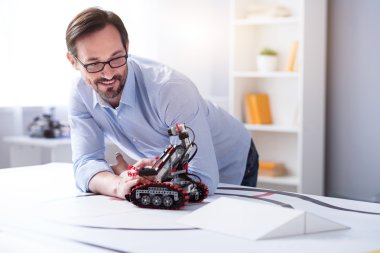 Laboratuvarda iyi görünümlü akıllı araştırmacı