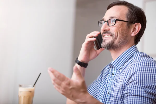 Milý muž mluví za telefon — Stock fotografie