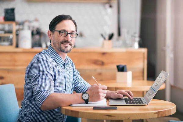 Schöner Mann, der Notizen macht — Stockfoto