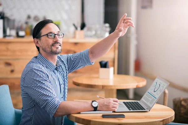 Hombre guapo estando en la cafetería — Foto de Stock