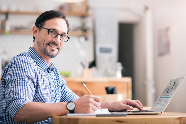 Un hombre atractivo escribiendo algo —  Fotos de Stock