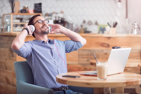 Un bărbat atractiv se relaxează în cafenea — Fotografie, imagine de stoc