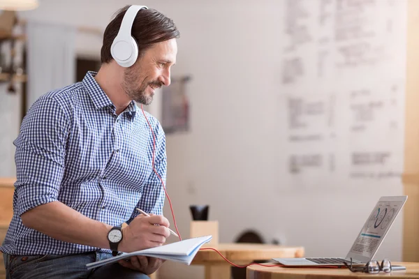 Schöner Mann mit ein paar Gadgets — Stockfoto