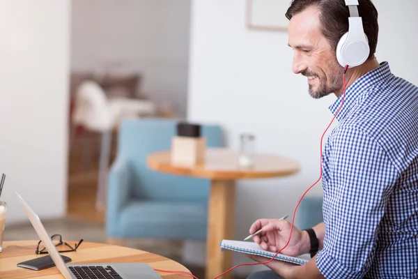 Schöner Mann mit ein paar Gadgets — Stockfoto