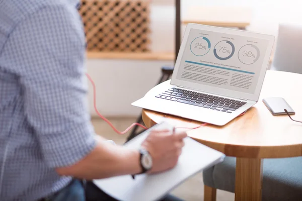 Un hombre escribiendo algo —  Fotos de Stock