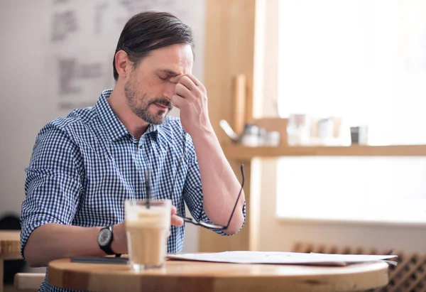 Attraktiver Mann beim Zeitungslesen — Stockfoto