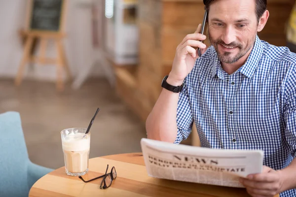 Knappe man lezen van een krant — Stockfoto