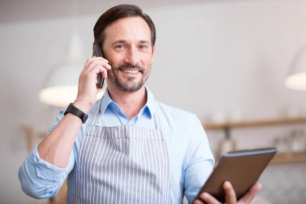 Bonito homem usando telefone inteligente — Fotografia de Stock