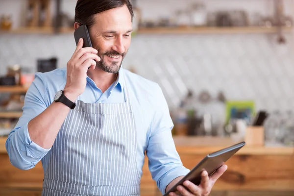 Bom homem usando telefone inteligente — Fotografia de Stock