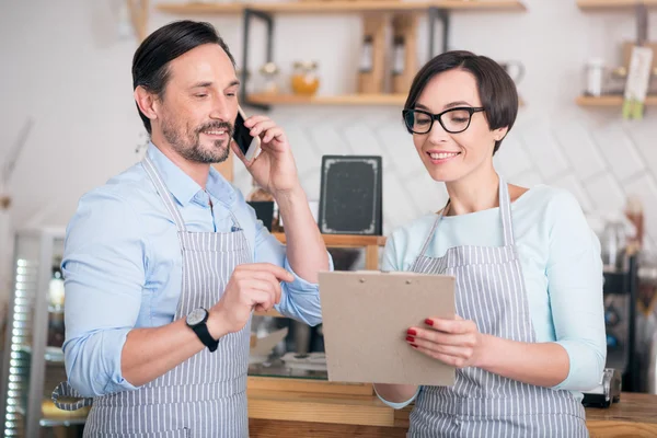 Twee werknemers communiceren in café — Stockfoto