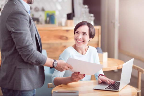 Leuke collega's samen te werken samen — Stockfoto