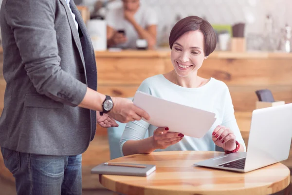 Attraktive Mitarbeiter, die zusammenarbeiten — Stockfoto