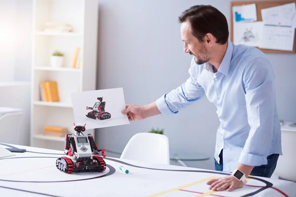 Homem segurando uma foto de sua invenção — Fotografia de Stock