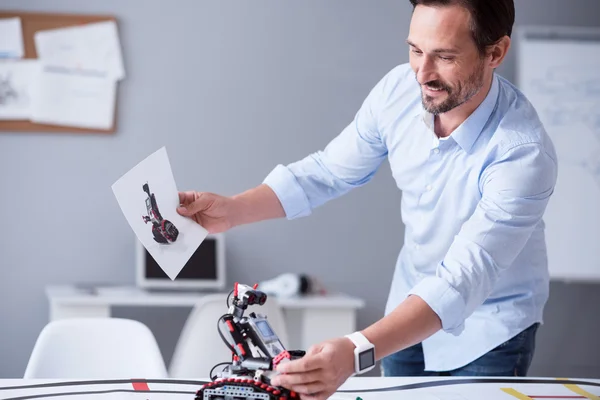 Cientista feliz segurando um protótipo de sua invenção — Fotografia de Stock