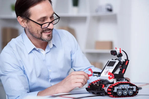 Professor lachen tijdens het maken van een nieuwe machine — Stockfoto