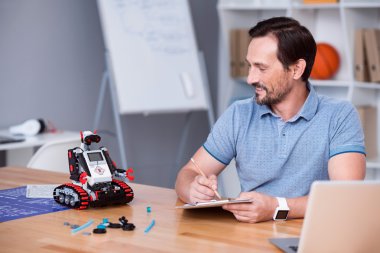 Masada oturan pozitif mans