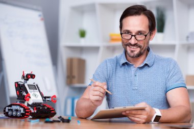 Pozitif yaşlı adam tatma robotu