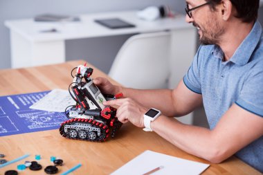 Robot kullanan neşeli adam