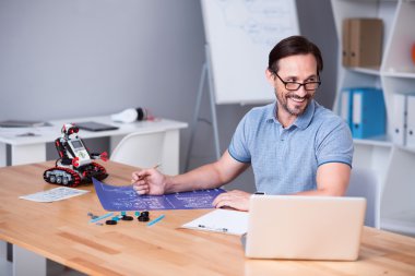 Pozitif mühendis masada oturuyor